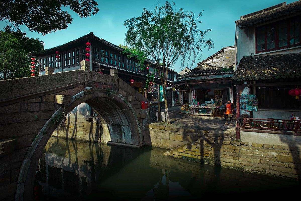 白衣天使送玩偶小礼物小朋友们“乐开花”